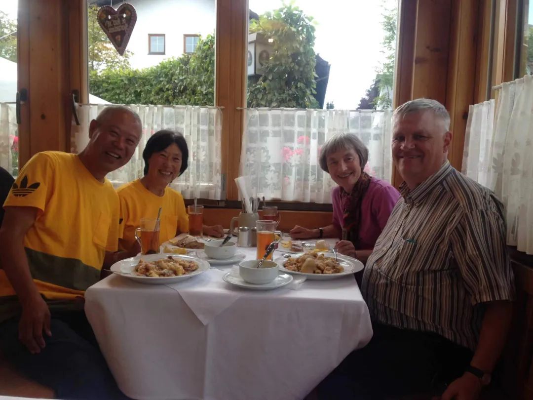 七旬老人開房車帶老伴游世界l中國房車圈最早的“網(wǎng)紅達(dá)人” 七旬老人開房車帶老伴游世界l中國房車圈最早的“網(wǎng)紅達(dá)人”