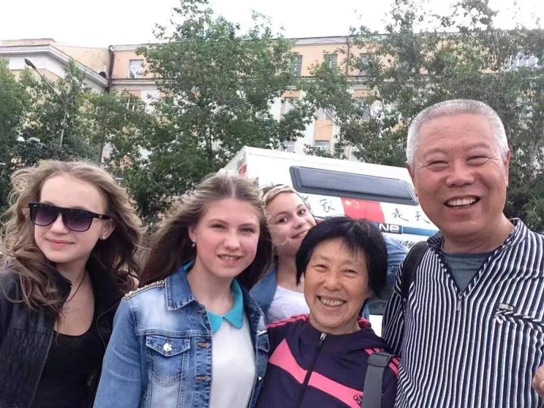 七旬老人開房車帶老伴游世界l中國房車圈最早的“網(wǎng)紅達(dá)人” 七旬老人開房車帶老伴游世界l中國房車圈最早的“網(wǎng)紅達(dá)人”